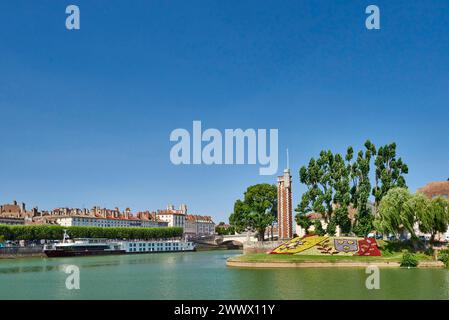 Escale bateau de croisière sur la Saône à Chalon-sur-Saône (centre-est de la France) Banque D'Images