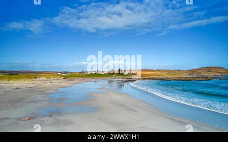 Mellon Udrigle Beach Wester Ross Écosse un ciel bleu au-dessus des maisons et une plage de sable fin et la mer Banque D'Images