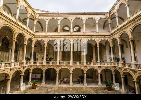 Der Innenhof des Normannenpalast ist von Arkadengängen umgeben. Palazzo dei Normanni, Palerme, Sizilien, Italien. Säulengang im Palazzo Reale *** la cour intérieure du palais normand est entourée d'arcades Palazzo dei Normanni, Palerme, Sicile, Italie Colonnade dans le Palazzo Reale Banque D'Images