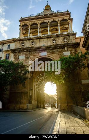 Neben dem Normannenpalast Palazzo Reale befindet sich am Rande der Altstadt das Porta Nuova in der via Vittorio Emanuele, Palerme, Sizilien, Italien. Porta Nuova, das neue Stadttor Palermos *** a côté du palais normand Palazzo Reale sur le bord de la vieille ville est la Porta Nuova dans la via Vittorio Emanuele, Palerme, Sicile, Italie Porta Nuova, la nouvelle porte de la ville de Palerme Banque D'Images