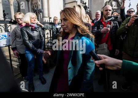 La haute Cour du Royaume-Uni rend un jugement sur l appel d extradition de Julian Assange Stella Assange, l épouse du fondateur de WikiLeaks Julian Assange, arrive à la Cour Royale de Justice de la haute Cour de Grande-Bretagne, à Londres, Grande-Bretagne, le 26 mars 2024. Deux juges britanniques ont retardé la décision d’accorder ou non à Assange un dernier appel contre l’extradition vers les États-Unis, donnant à Washington trois semaines pour fournir des assurances dans l’affaire. Londres Royaume-Uni Copyright : xMaciekxMusialekx MMK Julian Assange 006 Banque D'Images