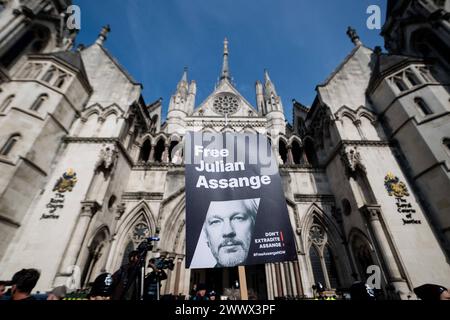 La haute Cour du Royaume-Uni rend un jugement sur l appel d extradition de Julian Assange Un partisan du fondateur de WikiLeaks, Julian Assange, tient une pancarte devant les cours royales de justice, la haute Cour de Grande-Bretagne, à Londres, Grande-Bretagne, le 26 mars 2024. Deux juges britanniques ont retardé la décision d’accorder ou non à Assange un dernier appel contre l’extradition vers les États-Unis, donnant à Washington trois semaines pour fournir des assurances dans l’affaire. Londres Royaume-Uni Copyright : xMaciekxMusialekx MMK Julian Assange 005 Banque D'Images