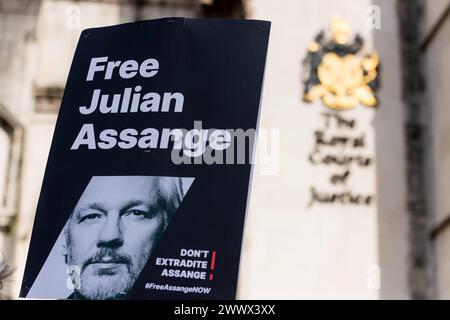 La haute Cour du Royaume-Uni rend un jugement sur l appel d extradition de Julian Assange Un partisan du fondateur de WikiLeaks, Julian Assange, tient une pancarte devant les cours royales de justice, la haute Cour de Grande-Bretagne, à Londres, Grande-Bretagne, le 26 mars 2024. Deux juges britanniques ont retardé la décision d’accorder ou non à Assange un dernier appel contre l’extradition vers les États-Unis, donnant à Washington trois semaines pour fournir des assurances dans l’affaire. Londres Royaume-Uni Copyright : xMaciekxMusialekx MMK Julian Assange 004 Banque D'Images