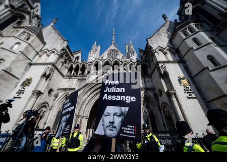 La haute Cour du Royaume-Uni rend un jugement sur l appel d extradition de Julian Assange Un partisan du fondateur de WikiLeaks, Julian Assange, tient une pancarte devant les cours royales de justice, la haute Cour de Grande-Bretagne, à Londres, Grande-Bretagne, le 26 mars 2024. Deux juges britanniques ont retardé la décision d’accorder ou non à Assange un dernier appel contre l’extradition vers les États-Unis, donnant à Washington trois semaines pour fournir des assurances dans l’affaire. Londres Royaume-Uni Copyright : xMaciekxMusialekx MMK Julian Assange 002 Banque D'Images