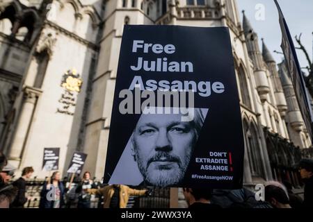 La haute Cour du Royaume-Uni rend un jugement sur l appel d extradition de Julian Assange Un partisan du fondateur de WikiLeaks, Julian Assange, tient une pancarte devant les cours royales de justice, la haute Cour de Grande-Bretagne, à Londres, Grande-Bretagne, le 26 mars 2024. Deux juges britanniques ont retardé la décision d’accorder ou non à Assange un dernier appel contre l’extradition vers les États-Unis, donnant à Washington trois semaines pour fournir des assurances dans l’affaire. Londres Royaume-Uni Copyright : xMaciekxMusialekx MMK Julian Assange 003 Banque D'Images