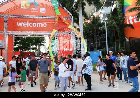 Miami Gardens, États-Unis. 24 mars 2024. Les gens assistent au tournoi de tennis de Miami Open 2024 au Hard Rock Stadium de Miami Gardens. Caroline Garcia a gagné contre Naomi Osaka 7-6(4), 7-5 crédit : SOPA images Limited/Alamy Live News Banque D'Images