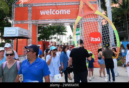 Miami Gardens, États-Unis. 24 mars 2024. Les gens assistent au tournoi de tennis de Miami Open 2024 au Hard Rock Stadium de Miami Gardens. Caroline Garcia a gagné contre Naomi Osaka 7-6(4), 7-5 (photo de Paul Hennessy/SOPA images/SIPA USA) crédit : SIPA USA/Alamy Live News Banque D'Images