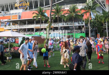 Miami Gardens, États-Unis. 24 mars 2024. Les gens assistent au tournoi de tennis de Miami Open 2024 au Hard Rock Stadium de Miami Gardens. Caroline Garcia a gagné contre Naomi Osaka 7-6(4), 7-5 (photo de Paul Hennessy/SOPA images/SIPA USA) crédit : SIPA USA/Alamy Live News Banque D'Images