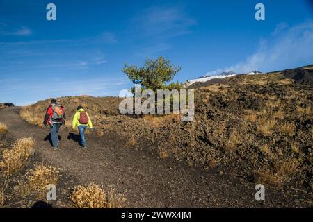 Auf dem Ätna sind zahlreiche Wanderwege angelegt worden. Vulkan Etna Ätna 3357 m, Sizilien, Italie. AM Vulkan Etna im Winter *** de nombreux sentiers de randonnée ont été créés sur le mont Etna Etna volcan 3357 m, Sicile, Italie sur le volcan Etna en hiver Banque D'Images