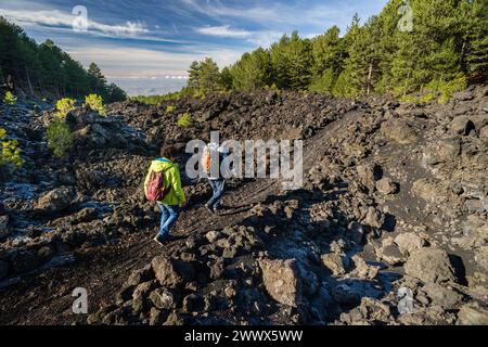 Auf dem Ätna sind zahlreiche Wanderwege über Lavafelder angelegt worden. Vulkan Etna Ätna 3357 m, Sizilien, Italie. AM Vulkan Etna im Winter *** de nombreux sentiers de randonnée ont été créés à travers les champs de lave sur le volcan Etna 3357 m, Sicile, Italie sur le volcan Etna en hiver Banque D'Images