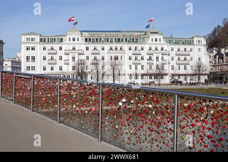 Love Locks sur la passerelle Marko Feingold avec vue sur l'hôtel Sacher à Salzbourg, Autriche Banque D'Images