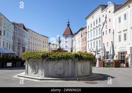 Fontaine de la ville et tour Lederer sur la place de la ville à Wels Stadt, haute-Autriche, Autriche Banque D'Images