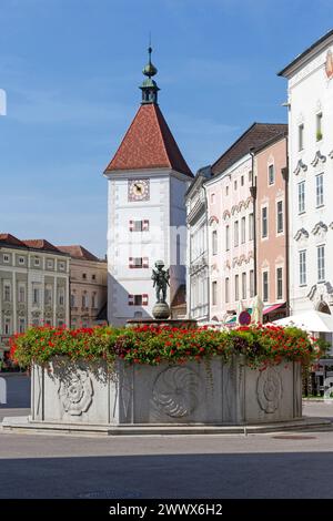 Fontaine de la ville et tour Lederer sur la place de la ville à Wels Stadt, haute-Autriche, Autriche Banque D'Images