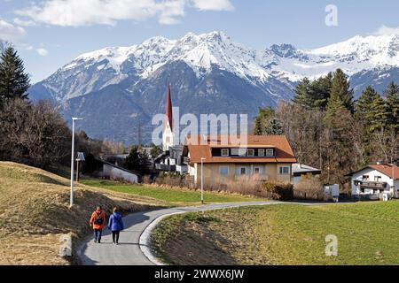 Vue de Vill avec l'église paroissiale de équipés Martin, district d'Innsbruck, Tyrol, Autriche Banque D'Images