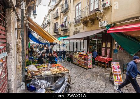 Strassenszene mit Lebensmittelhändlern auf dem Mercato del Capo in der Altstadt von Palermo, Sizilien, Italien. Strassenszene in der Altstadt *** scène de rue avec des vendeurs de nourriture au Mercato del Capo dans la vieille ville de Palerme, Sicile, Italie scène de rue dans la vieille ville Banque D'Images