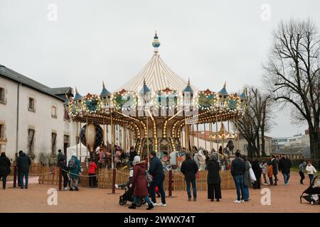 La foule se promène près du carrousel. La Roche sur Yon, France Banque D'Images