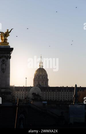 Le magnifique dôme de l'Esplanade des Invalides au coucher du soleil Banque D'Images