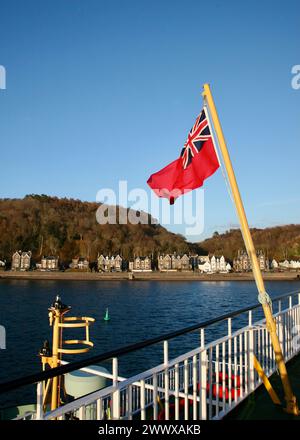 Une vue d'un drapeau Red Ensign volant sur un ferry calédonien MacBrayne, sur la côte ouest de l'Écosse, en Europe Banque D'Images