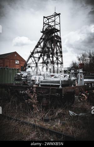 Ancienne tête de bobinage de mine de charbon de houille, hangar de moteur et équipement ferroviaire dans la cour au Royaume-Uni. Banque D'Images