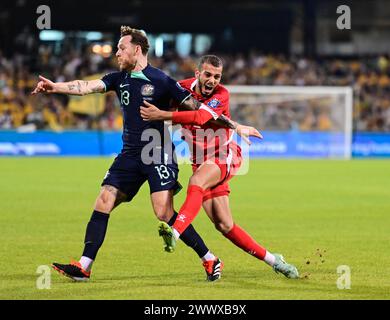 Canberra, Australie. 27 mars 2024 Hussein Sharafeddine s'écraser sur l'australien Gethin Jones pendant le match de qualification de la Coupe du monde AFC Liban contre Australie. Crédit : Kleber Osorio/Alamy Live News Banque D'Images