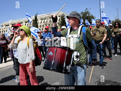 Jérusalem, Israël. 26 mars 2024. Les militants de réserve de l'armée israélienne de Brother in Arms font du bruit lors d'une manifestation contre l'exemption militaire pour l'ultra-orthodoxe Haredim devant le bureau du premier ministre Benjamin Netanyahu à Jérusalem le mardi 26 mars 2024. Les manifestants réclament l'égalité dans le service militaire israélien avec le slogan "nous ne continuerons pas d'être votre âne" faisant référence au service militaire obligatoire pour tous les Israéliens, à l'exception des Juifs religieux ultra-orthodoxes. Photo de Debbie Hill/ crédit : UPI/Alamy Live News Banque D'Images