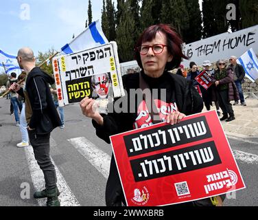 Jérusalem, Israël. 26 mars 2024. Des militants de réserve de l'armée israélienne de Brother in Arms tiennent des pancartes lors d'une manifestation contre l'exemption militaire pour l'ultra-orthodoxe Haredim devant le bureau du premier ministre Benjamin Netanyahu à Jérusalem le mardi 26 mars 2024. Les manifestants réclament l'égalité dans le service militaire israélien avec le slogan "nous ne continuerons pas d'être votre âne" faisant référence au service militaire obligatoire pour tous les Israéliens, à l'exception des Juifs religieux ultra-orthodoxes. Photo de Debbie Hill/ crédit : UPI/Alamy Live News Banque D'Images