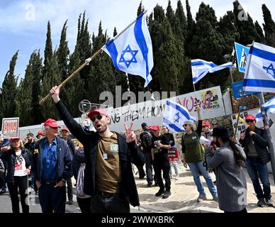 Jérusalem, Israël. 26 mars 2024. Des militants de réserve de l'armée israélienne de Brother in Arms brandissent des drapeaux israéliens lors d'une manifestation contre l'exemption militaire pour l'ultra-orthodoxe Haredim devant le bureau du premier ministre Benjamin Netanyahu à Jérusalem le mardi 26 mars 2024. Les manifestants réclament l'égalité dans le service militaire israélien avec le slogan "nous ne continuerons pas d'être votre âne" faisant référence au service militaire obligatoire pour tous les Israéliens, à l'exception des Juifs religieux ultra-orthodoxes. Photo de Debbie Hill/ crédit : UPI/Alamy Live News Banque D'Images