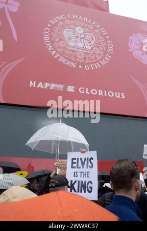 Des pancartes et des affiches anti-monarchie sont placées devant l'emblème du couronnement près de Trafalgar Square, à Londres. Banque D'Images