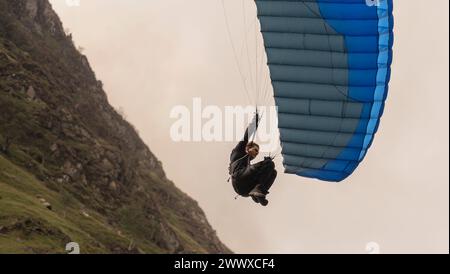 Tournage de Mission impossible Dead Reckoning partie 1. Tom Cruise Speed volant dans les collines du Lake District autour de Buttermere, Cumbria, Royaume-Uni. Banque D'Images