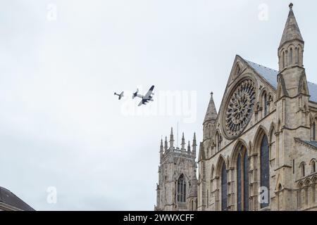 Un bombardier Lancaster et Spitfire survolant York Minster, Yorkshire, Angleterre Banque D'Images