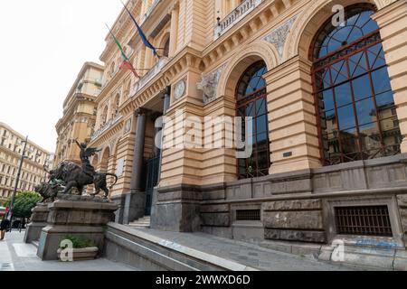 Naples, Italie - 9 avril 2022 : le Palazzo della Borsa est un palais monumental du XIXe siècle situé sur la place du même nom à Naples, en Campanie, Banque D'Images