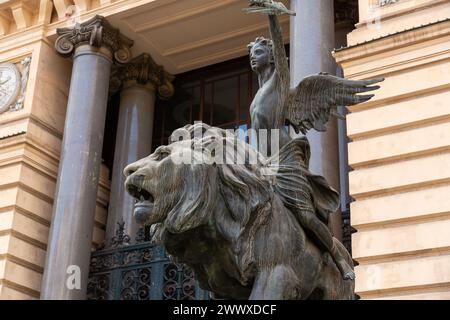 Naples, Italie - 9 avril 2022 : le Palazzo della Borsa est un palais monumental du XIXe siècle situé sur la place du même nom à Naples, en Campanie, Banque D'Images