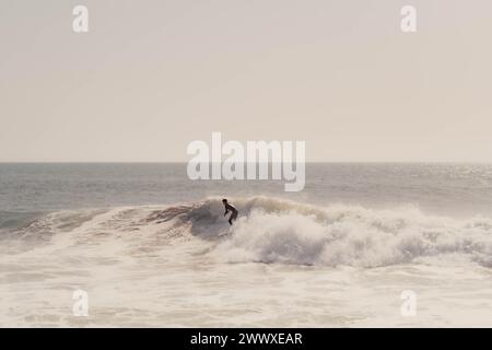 Surf des vagues parfaites à Madraba, Taghazout, Maroc Banque D'Images