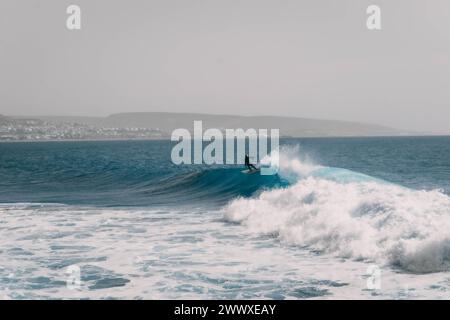 Surf des vagues parfaites à Madraba, Taghazout, Maroc Banque D'Images