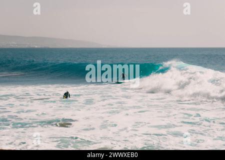 Surf des vagues parfaites à Madraba, Taghazout, Maroc Banque D'Images