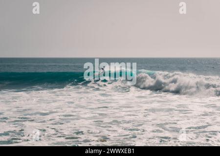 Surf des vagues parfaites à Madraba, Taghazout, Maroc Banque D'Images