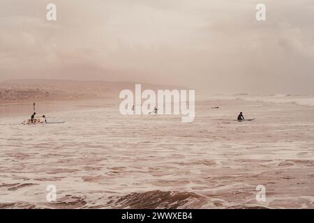 Surf des vagues parfaites à Madraba, Taghazout, Maroc Banque D'Images