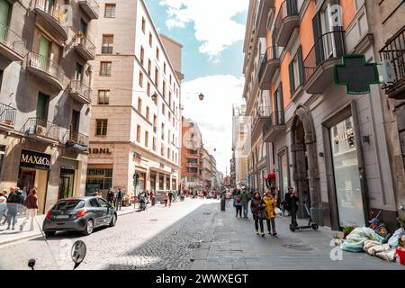 Naples, Italie - 10 avril 2022 : bâtiments, magasins et gens de la via Toledo, l'une des rues centrales les plus fréquentées de Naples, Italie. Banque D'Images