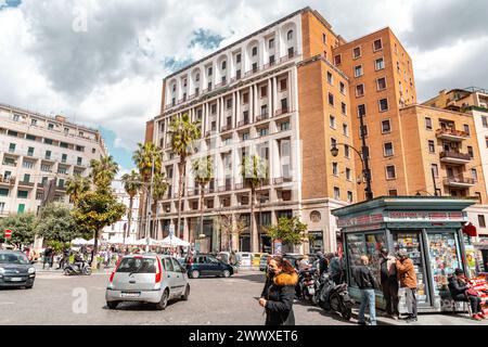 Naples, Italie - 10 avril 2022 : bâtiments, magasins et gens de la via Toledo, l'une des rues centrales les plus fréquentées de Naples, Italie. Banque D'Images