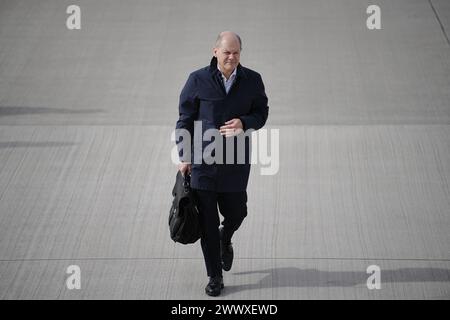 Berlin, Allemagne. 26 mars 2024, Brandebourg, Schönefeld : le chancelier fédéral Olaf Scholz (SPD) se rend à l'Airbus de l'armée de l'air dans la section militaire de l'aéroport Ber Berlin-Brandebourg pour le vol à destination de la Slovénie. Photo : Kay Nietfeld/dpa crédit : dpa Picture alliance/Alamy Live News Banque D'Images