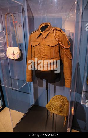 © Arnaud BEINAT/Maxppp. 2024/03/26, Paris, France. Battle-dress américain modèle 1937-1940 porté par le sergent Emile Perez qui est entré dans la Paris le 25 août 1944. Inauguration de l'exposition Paris Brule-t-il quand le cinéma réinvente la fiction au musée de la libération de Paris, Musée du général Leclerc, Musée Jean Moulin. L'exposition, qui se tient du 27 mars au 22 septembre 2024, explique le film de René Clément et le met en perspective avec l'histoire vraie et certains objets liés à la libération de Paris en août 1944. Crédit : MAXPPP/Alamy Live News Banque D'Images