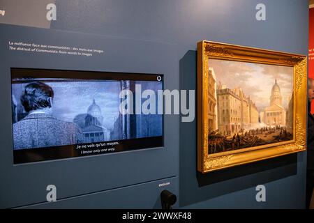 © Arnaud BEINAT/Maxppp. 2024/03/26, Paris, France. Mise en parallèle entre le tableau de Edward Gabé qui représente la prise du Panthéon en 1848 et la scène du film durant laquelle l'acteur Bruno Cremer passe devant le Musée Carnavalet. Inauguration de l'exposition Paris Brule-t-il quand le cinéma réinvente la fiction au musée de la libération de Paris, Musée du général Leclerc, Musée Jean Moulin. L'exposition, qui se tient du 27 mars au 22 septembre 2024, explique le film de René Clément et le met en perspective avec l'histoire vraie et certains objets liés à la libération de Paris en Banque D'Images