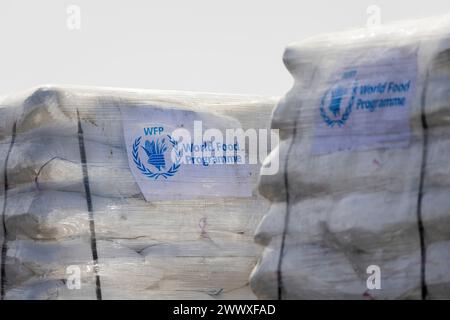 Kerem Schalom, Israël. 26 mars 2024. Fournitures d'aide humanitaire du Programme alimentaire mondial des Nations Unies au poste frontière de Kerem Shalom vers la bande de Gaza du côté israélien. Les secours sont acheminés vers la bande de Gaza par camion depuis le poste frontière situé dans la zone frontalière entre l'Égypte, Israël et la bande de Gaza. Le ministre des Affaires étrangères Baerbock se rend en Israël pour la sixième fois depuis l’attaque du Hamas contre Israël le 7 octobre pour discuter à nouveau de la situation à Gaza et en Israël. Crédit : Christoph Soeder/dpa-Pool/dpa/Alamy Live News Banque D'Images