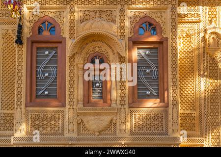 Fenêtres des bâtiments en grès jaune doré à Jaisalmer, la ville dorée du Rajasthan, en Inde Banque D'Images