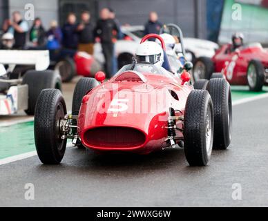 Tony Smith au volant de sa Red, 1960, Ferrari 246 Dino, sur la voie internationale des stands, avant le départ de la course HGPCA pré '66 Grand prix Cars Race. Banque D'Images