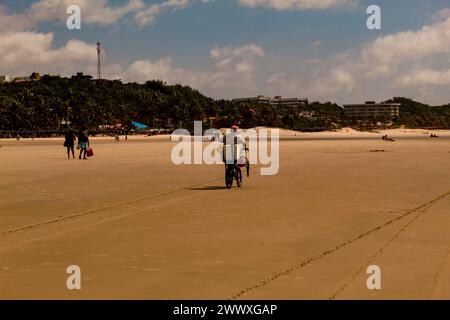 Une journée ensoleillée sur la plage de Calhau, île de São Luis, état de Maranhão, au nord-est du Brésil, avec un ciel bleu clair Banque D'Images