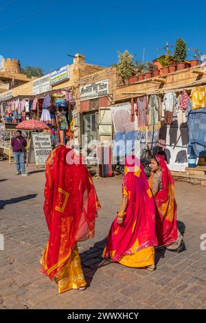 Jaisalmer, Inde - décembre 2023 : femmes marchant dans la ville dorée du Rajasthan, Jaisalmer Banque D'Images