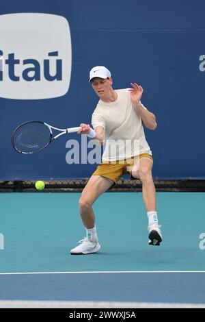 Miami Gardens, Floride, États-Unis. 25 mars 2024. Jannik Sinner le jour 9 de l'Open de Miami au Hard Rock Stadium le 25 mars 2024 à Miami Gardens, Floride. Credit : hoo Me.Com/Media Punch/Alamy Live News Banque D'Images