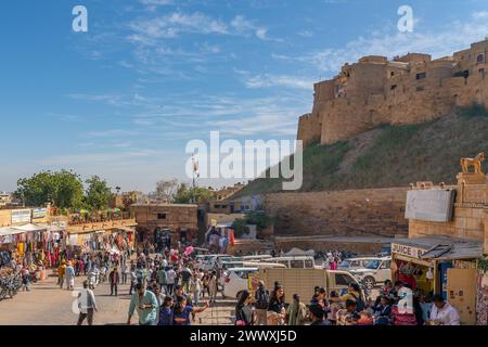 Jaisalmer, Inde - décembre 2023 : la ville dorée du Rajasthan, Jaisalmer avec l'entrée du fort Banque D'Images