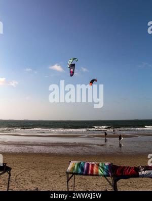 Kitesurfeurs s'amusant sur la plage de l'île de São Luís, état de Maranhão, au nord-est du Brésil Banque D'Images